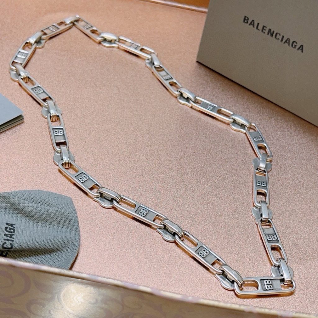 通勤や週末に合わせやすいBALENCIAGAネックレス、3色展開とシルバートーンの質感を写真で確認