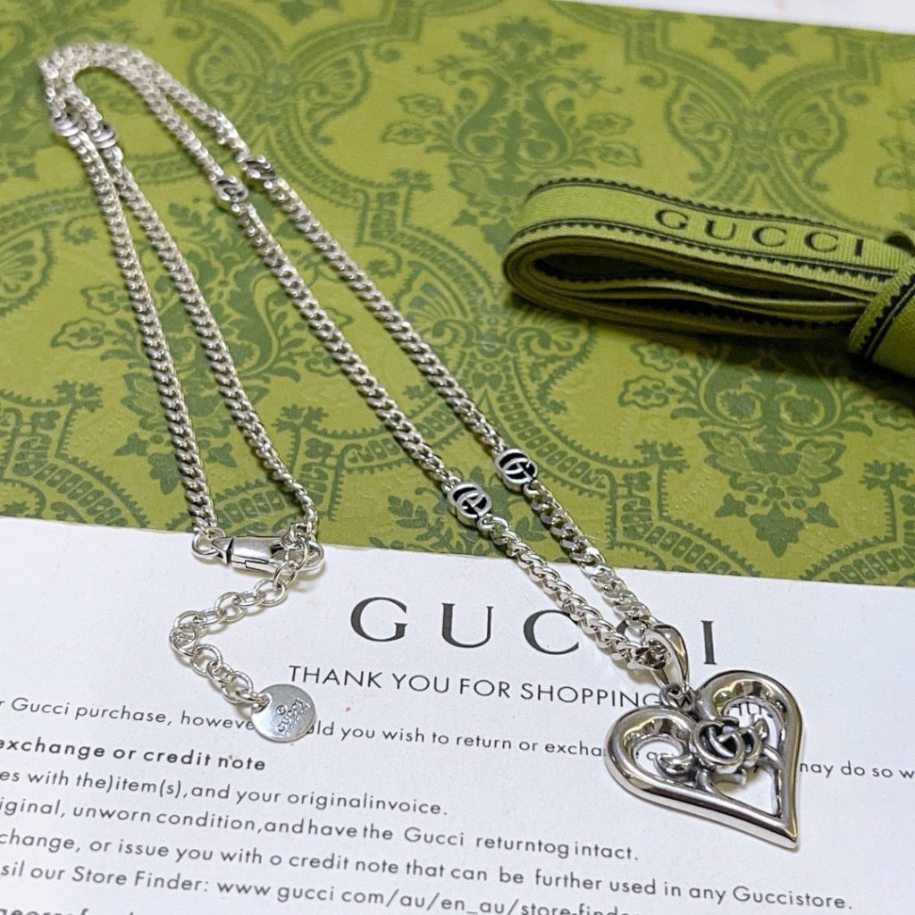 GUCCI ネックレス 2色入｜ランチに使いやすいブランド小物を写真で確認