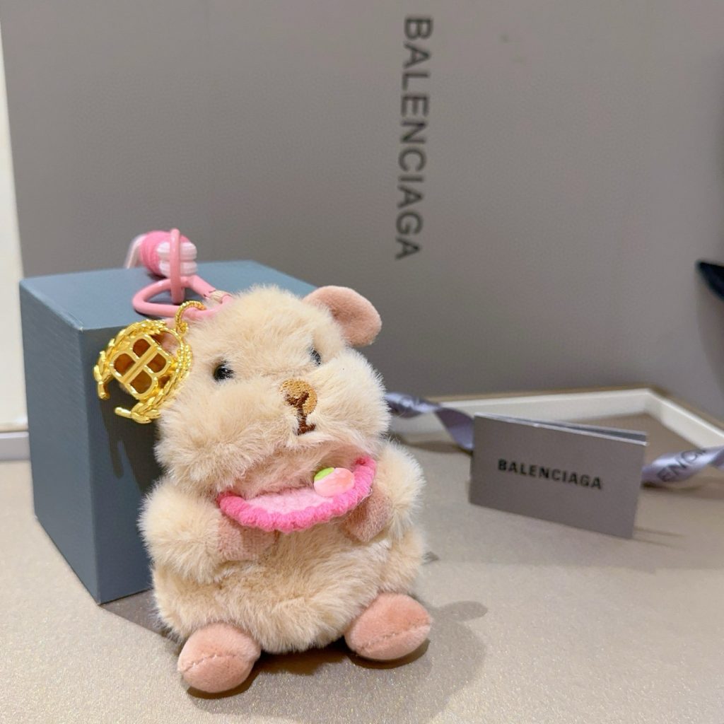 BALENCIAGA フェイクファー ラット チャーム ピンク 1色入 ブランド小物｜旅行の日に選ぶ前の確認ポイント