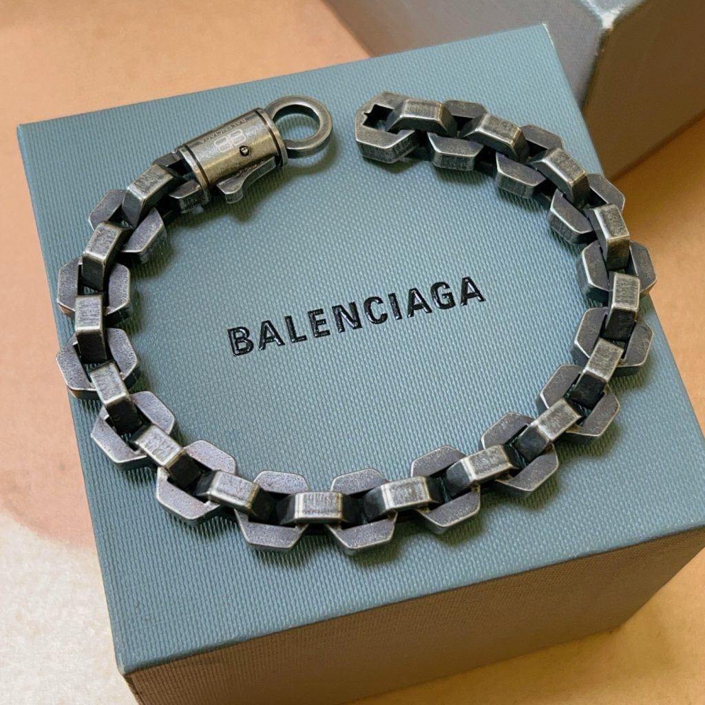 BALENCIAGA ブレスレット メンズ チェーンデザイン レザー 仕上げ 財布・小物｜ギフト選びで予算内で見たいポイント