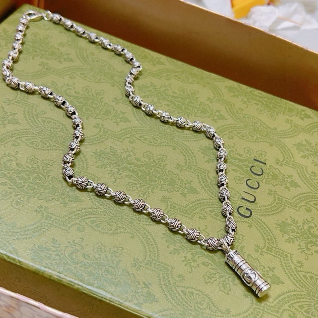 GUCCI ネックレス 4色入 高級感あるデザインで、日常使いにも です ブランド小物｜ギフト選びで予算内で見たいポイント