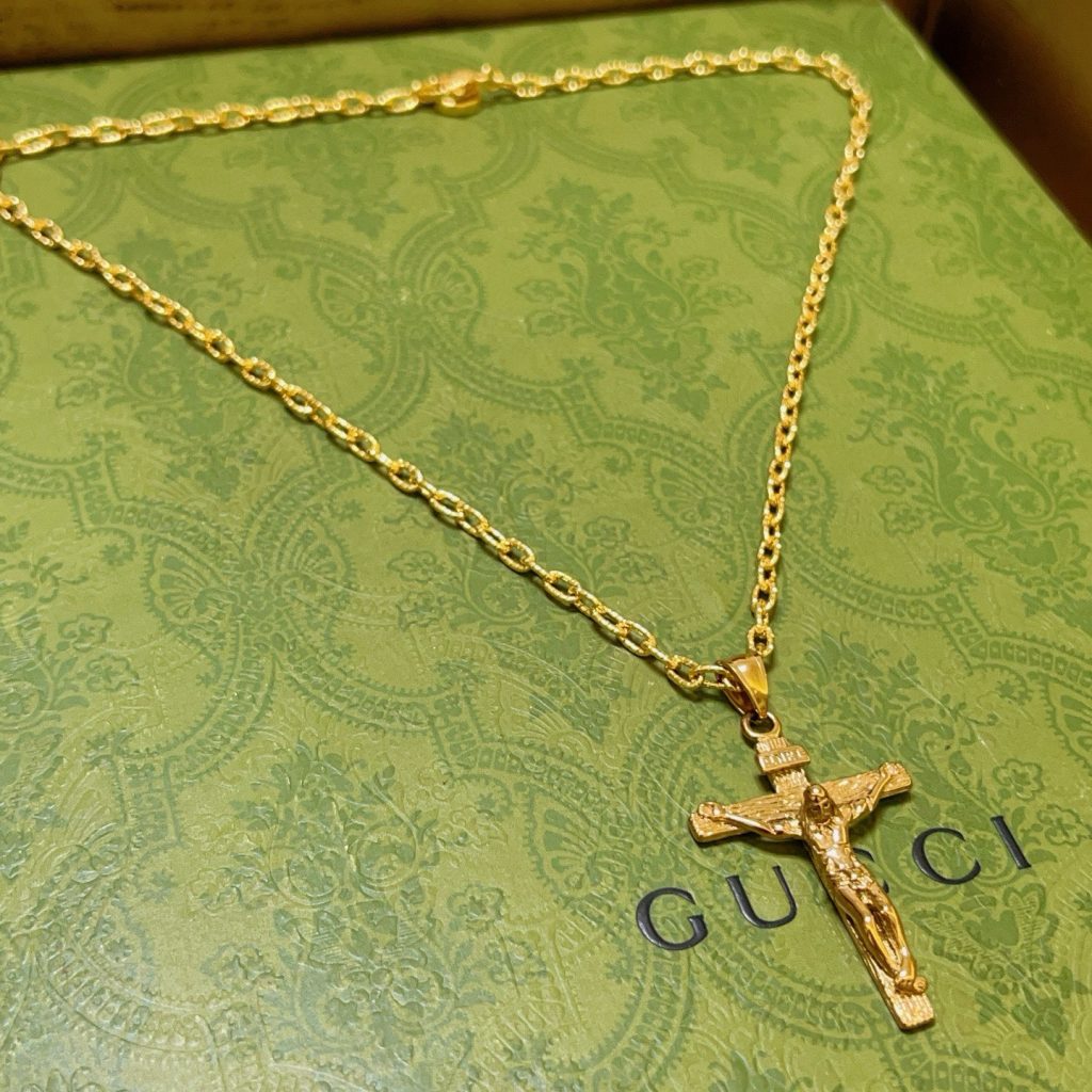 GUCCI クロス ネックレス 1色入 ブランド小物｜ランチの日に写真で選び方を確認