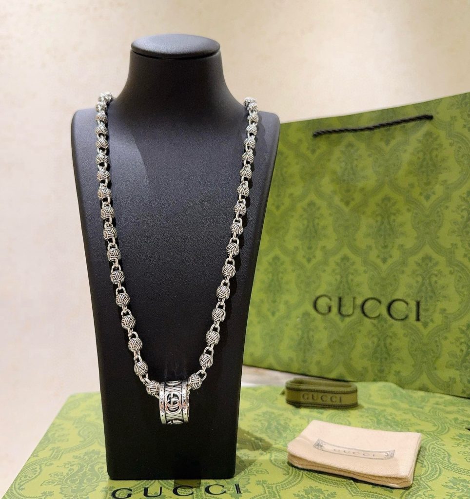 GUCCI シルバーネックレスを週末のカフェや駅まで歩く日に選ぶ視点