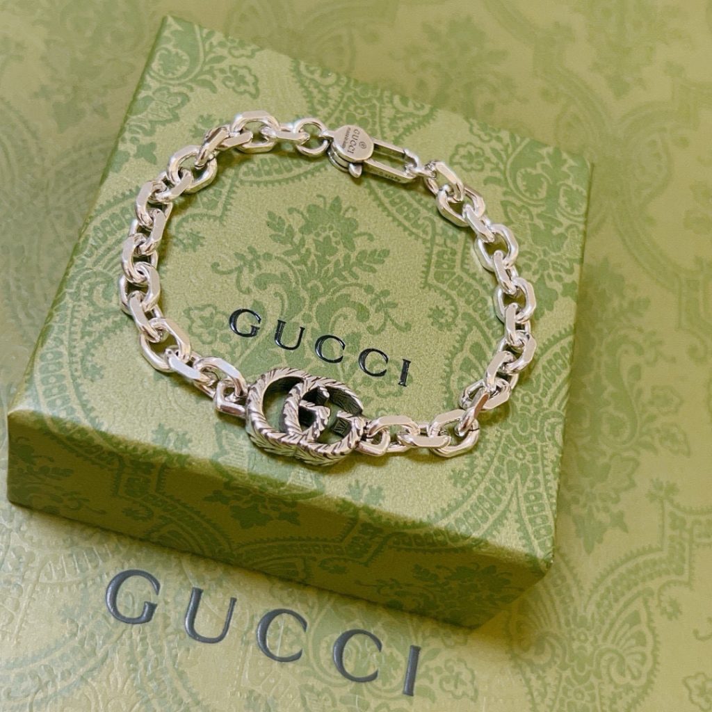 GUCCI ブレスレット シルバー 2色入｜旅行に使いやすい財布・小物を写真で確認