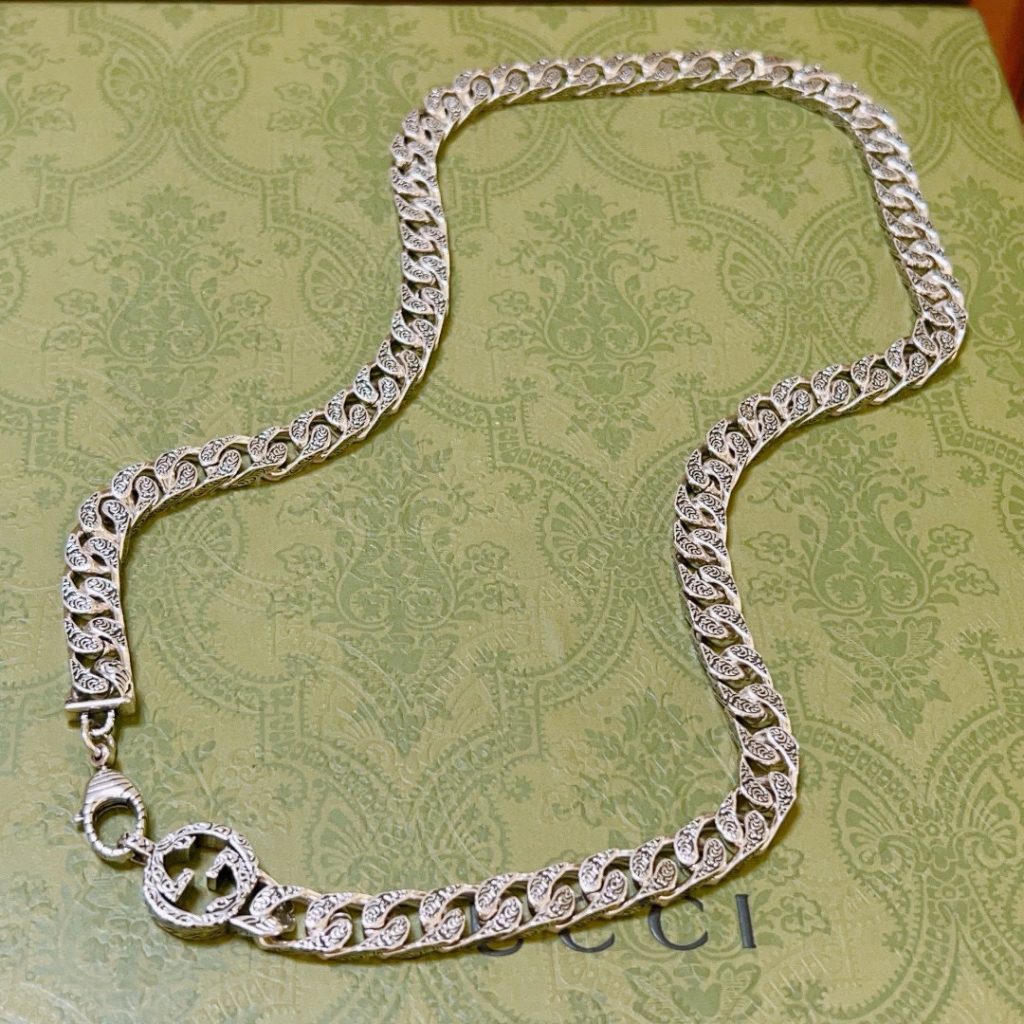 ゴルフ グッチ シルバー メンズ チェーンネックレス 1色入｜ギフトに使いやすいブランド小物を写真で確認