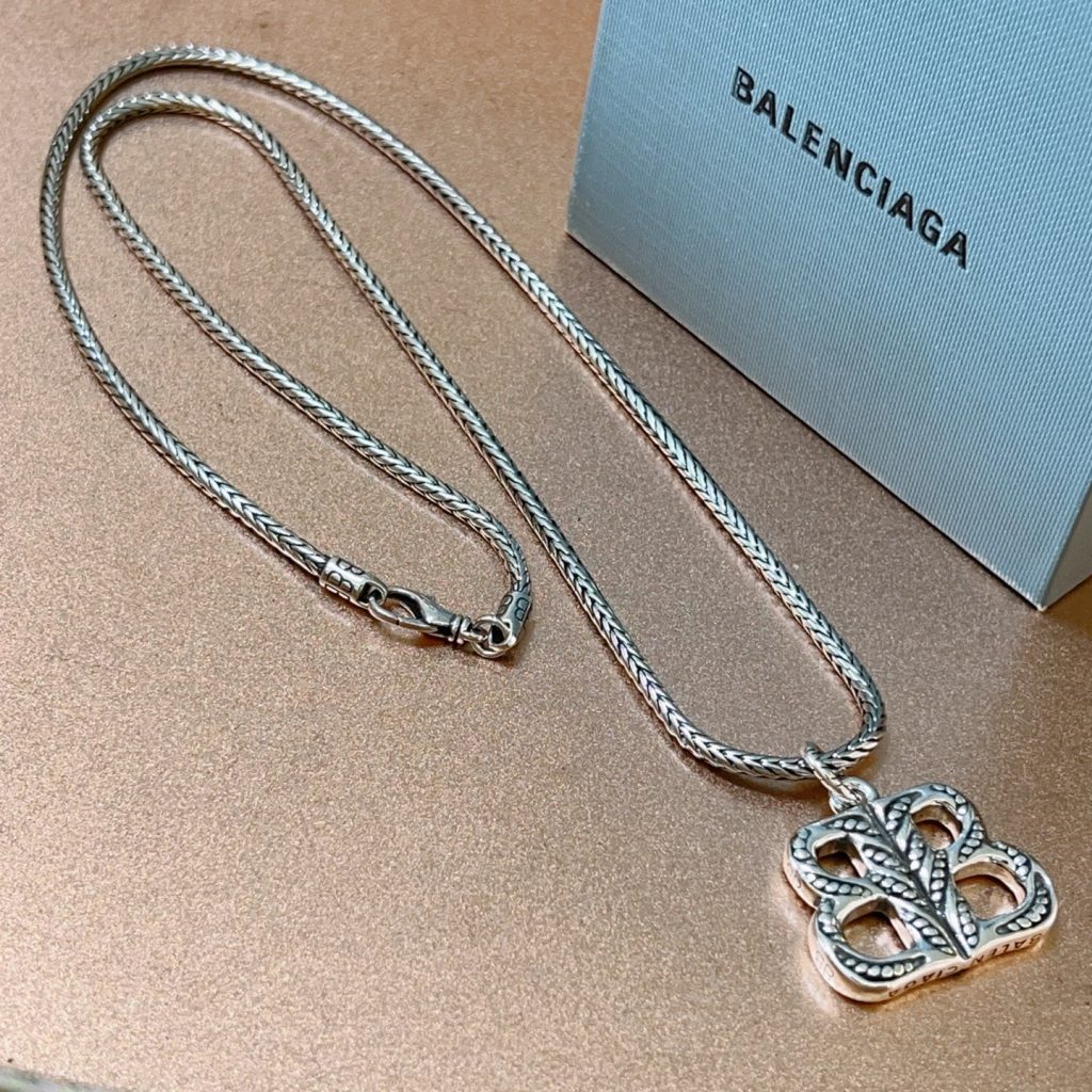 BALENCIAGAのネックレスで通勤スタイルを格上げ。デザインと使いやすさを徹底解説