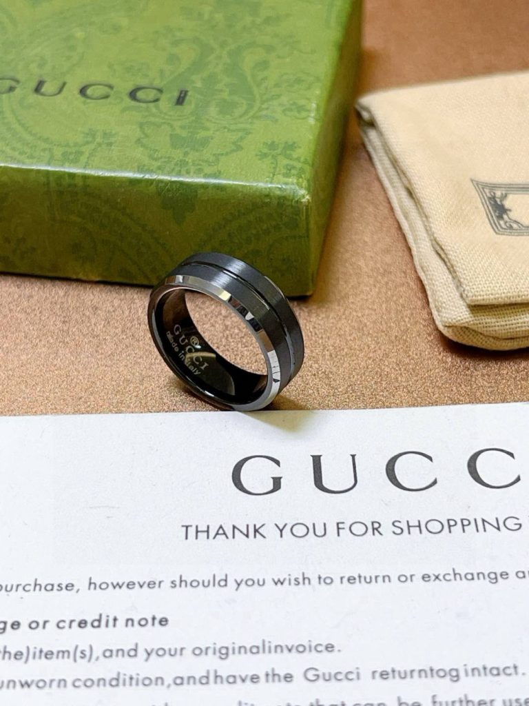 GUCCI リング メンズ 2色入 シルバー ブラック 42字入 ライフスタイル小物｜旅行の日に選ぶ前の確認ポイント