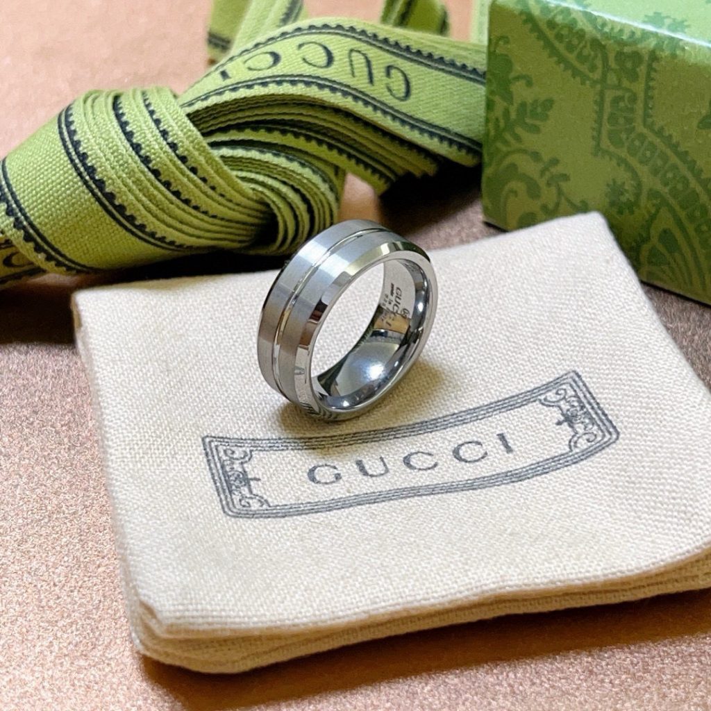 夜の外出で見るGUCCIのブランド小物の写真の明るさ