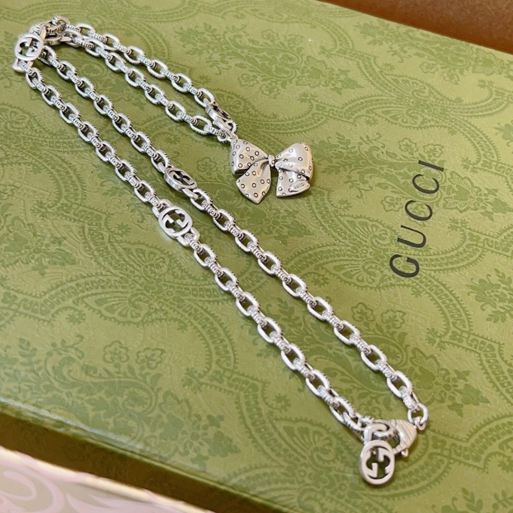 カフェに寄る日で使うGUCCIのコートは歩く時の収まりが気になる