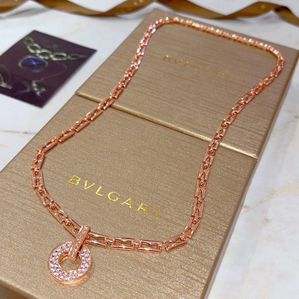 朝の支度で見惚れる、BVLGARI ローズゴールド ネックレスの細部
