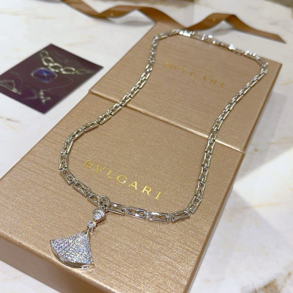 BVLGARI ネックレス ファン型 チャーム 1本入 ブランド小物｜通勤の日に毎日に合わせるポイント