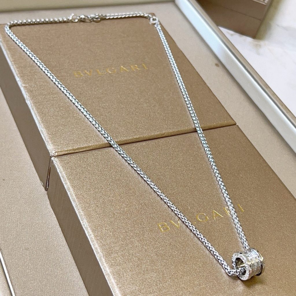 高級感のある BVLGARI ネックレス 1色入|ランチに使いやすいブランド小物を写真で確認