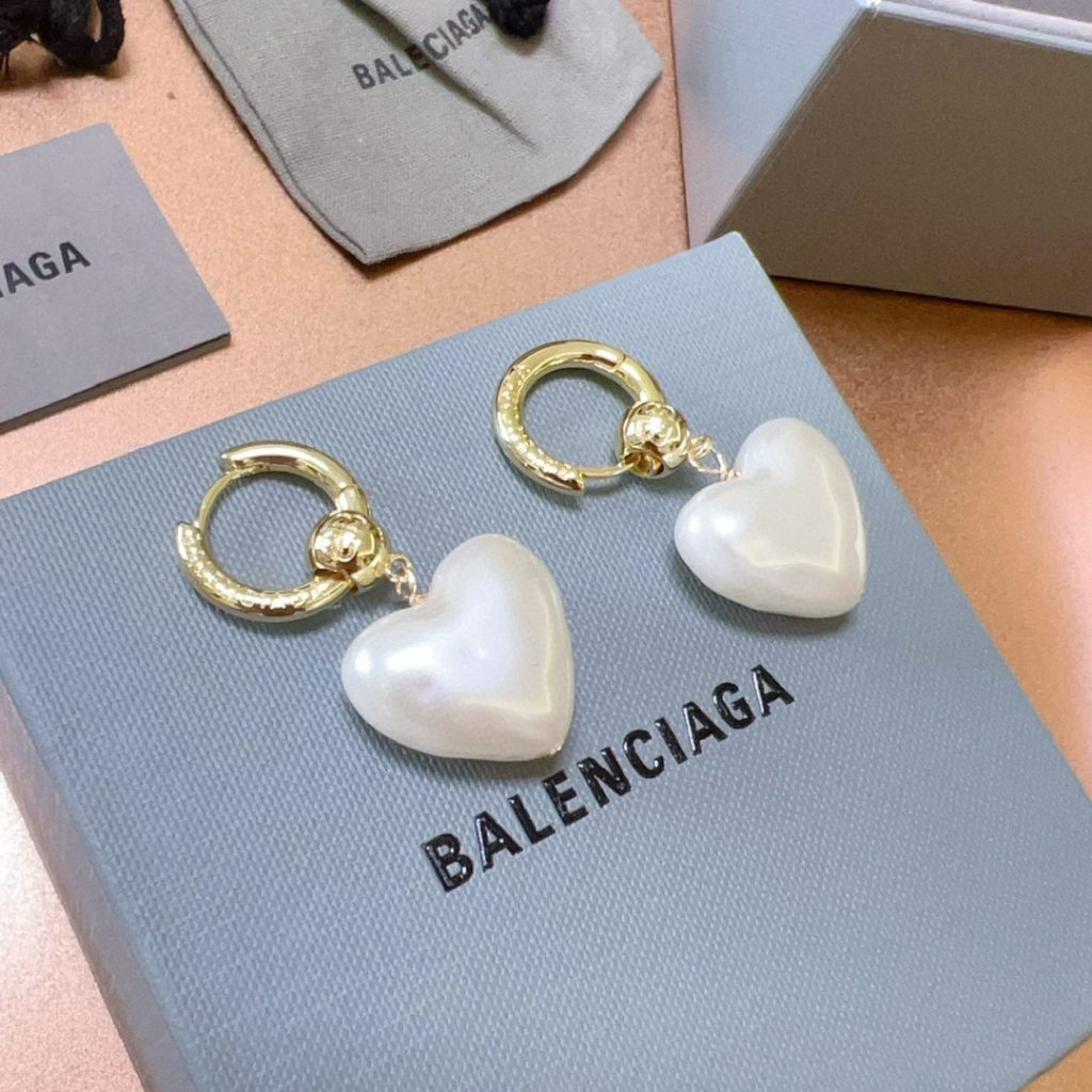 BALENCIAGA ピアス ホワイト ハート型 1色入|通勤に使いやすいブランド小物を写真で確認