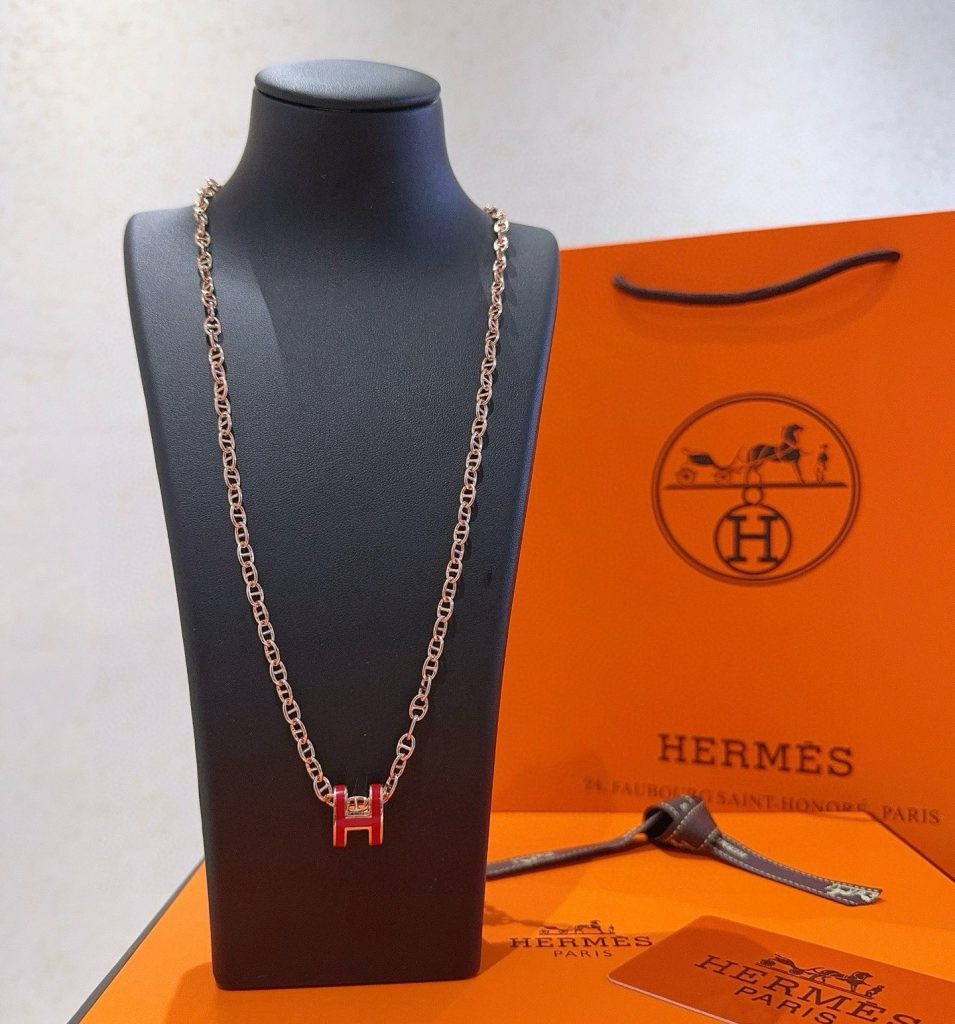 HERMES ネックレス ローズゴールド レッド 4色入 ブランド小物｜通勤の日に毎日に合わせるポイント