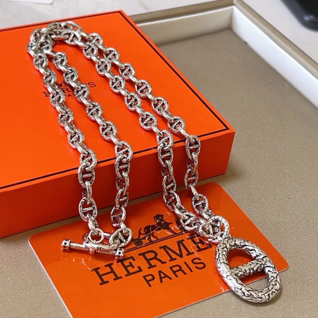 HERMES ネックレス 4色入 銀色 メンズ レディース 32cm ブランド小物｜通勤の日に毎日に合わせるポイント