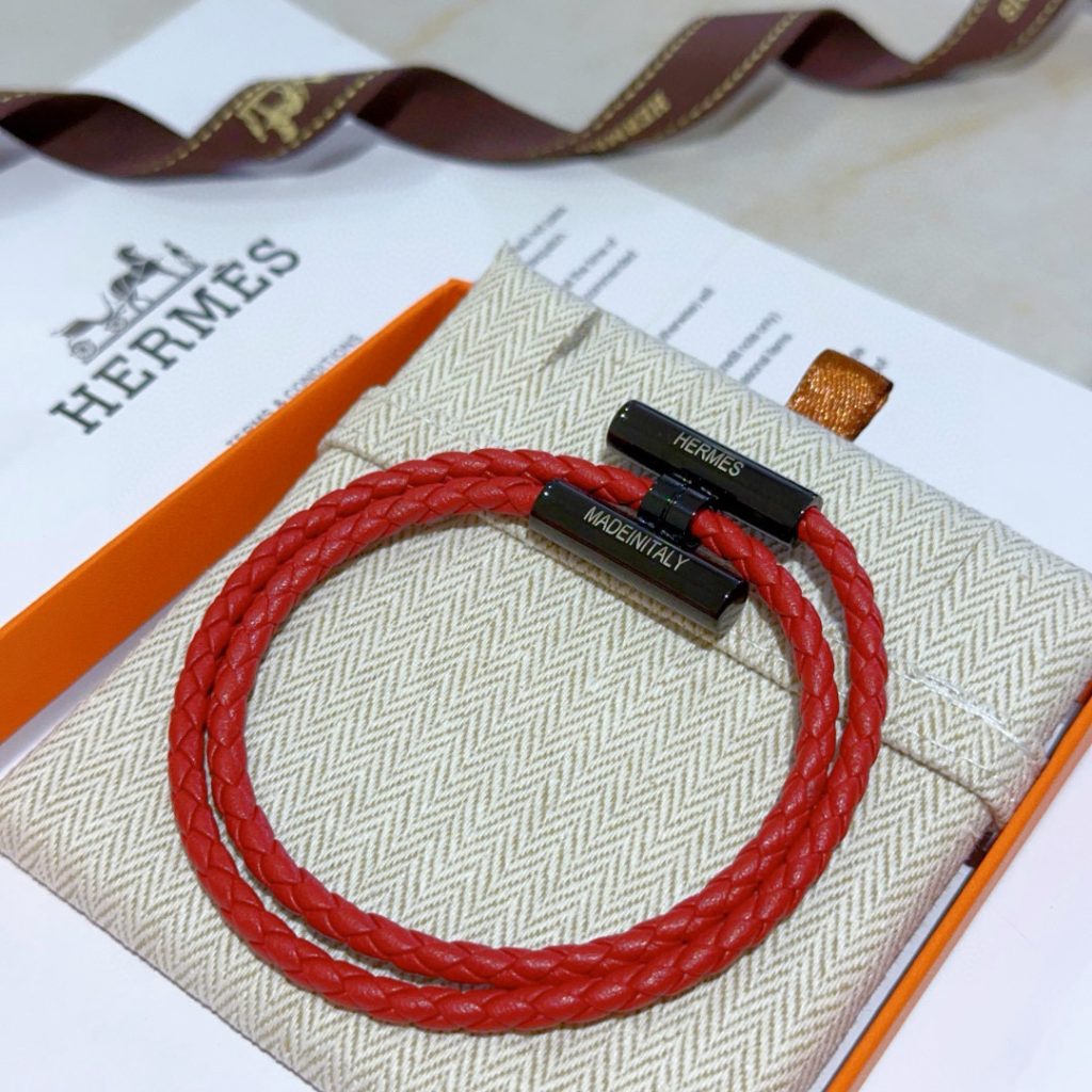 HERMES ブレスレット 赤色 レザー 2本編み レディース メンズ ブランド小物|旅行の日に選ぶ前の確認ポイント