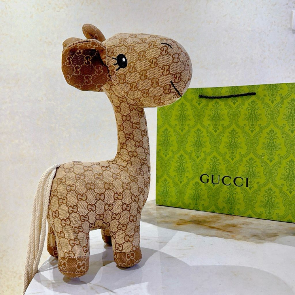 GUCCI グッチ ブランド ミニ ギラフ インテリア デコレーション かわいい｜季節の変わり目で使いやすいブランド小物を写真で確認