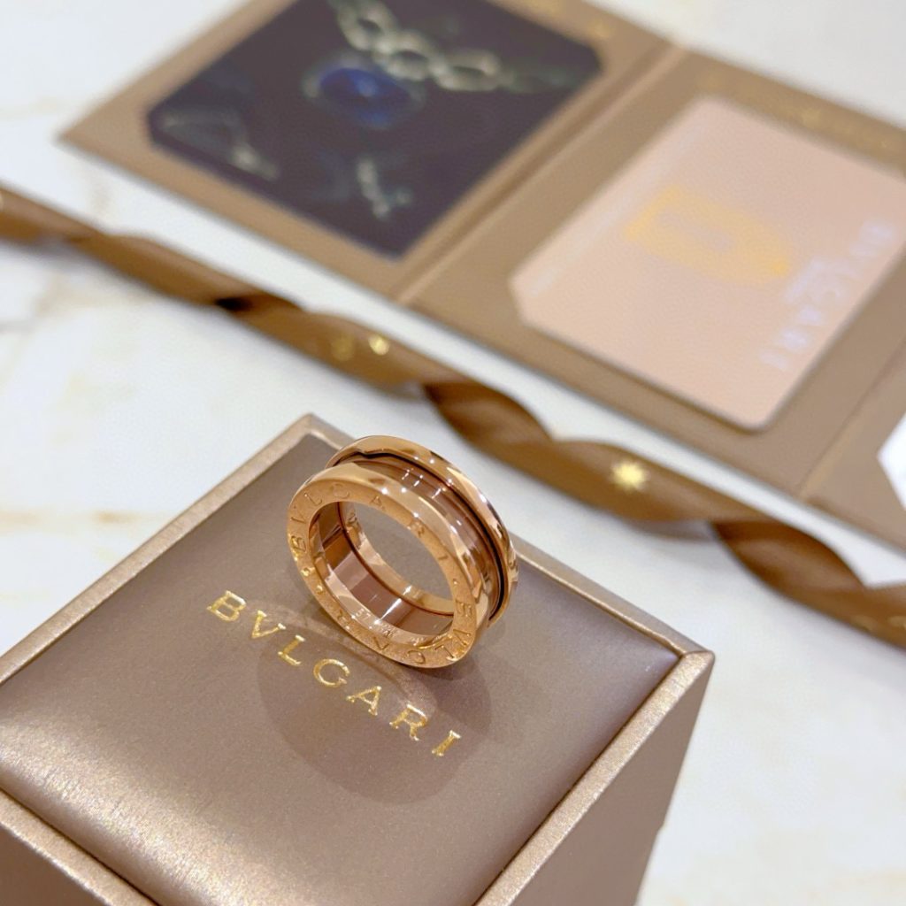 BVLGARI ブルガリ ブレスレット 2本セット ローズゴールド 2色入 ブランド小物｜通勤の日に使いやすさを写真で整理