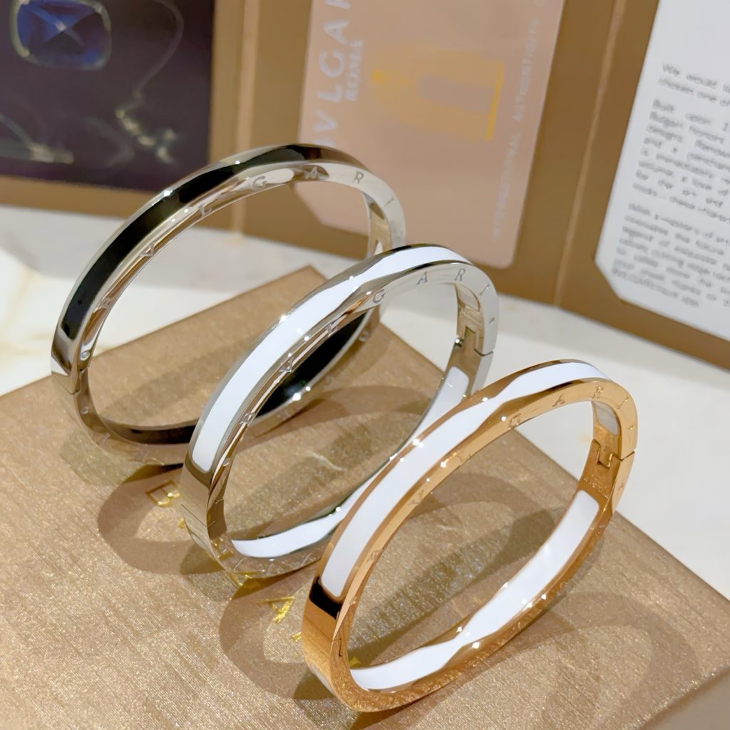 BVLGARI ブレスレット 3色入 ホワイト シルバー ブラック ブランド小物｜通勤の日に使いやすさを写真で整理