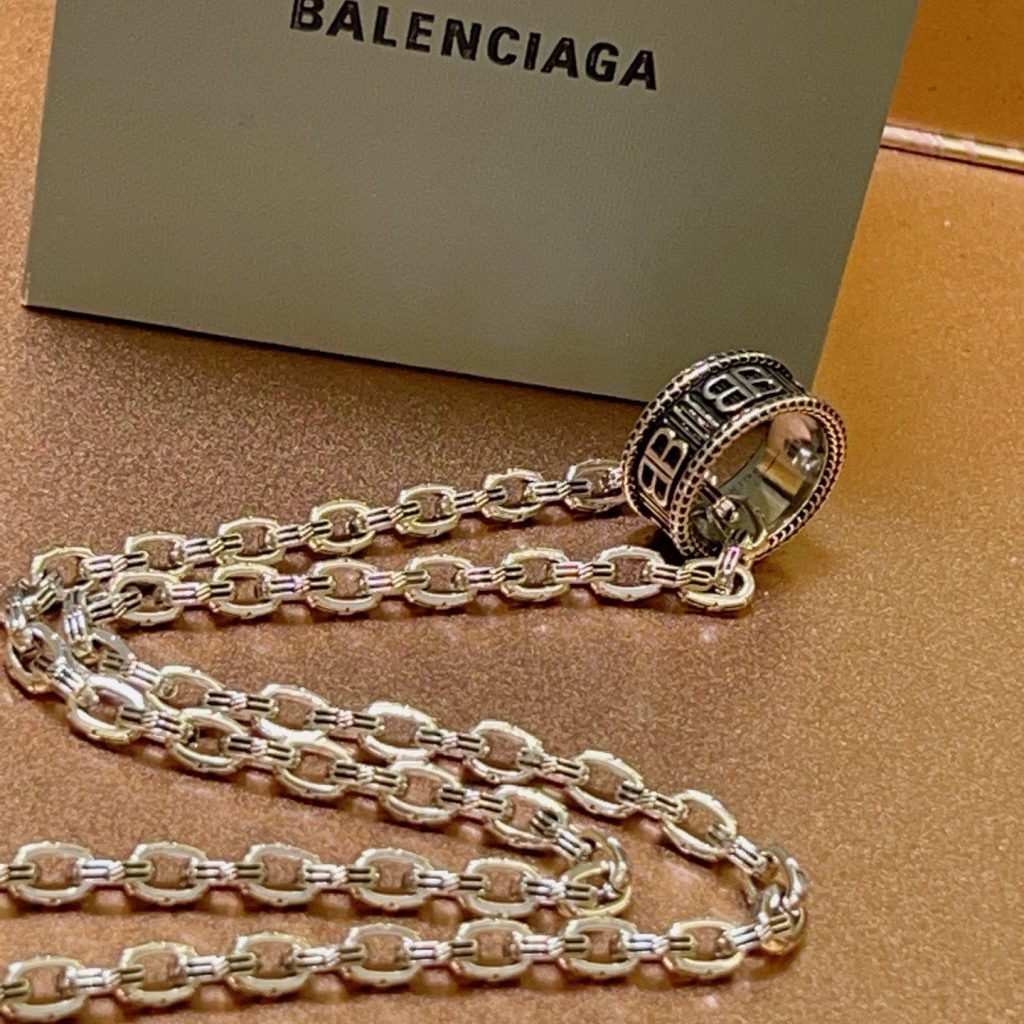 BALENCIAGA ネックレス メンズ ロゴ チェーン 1色入｜旅行に使いやすいブランド小物を写真で確認