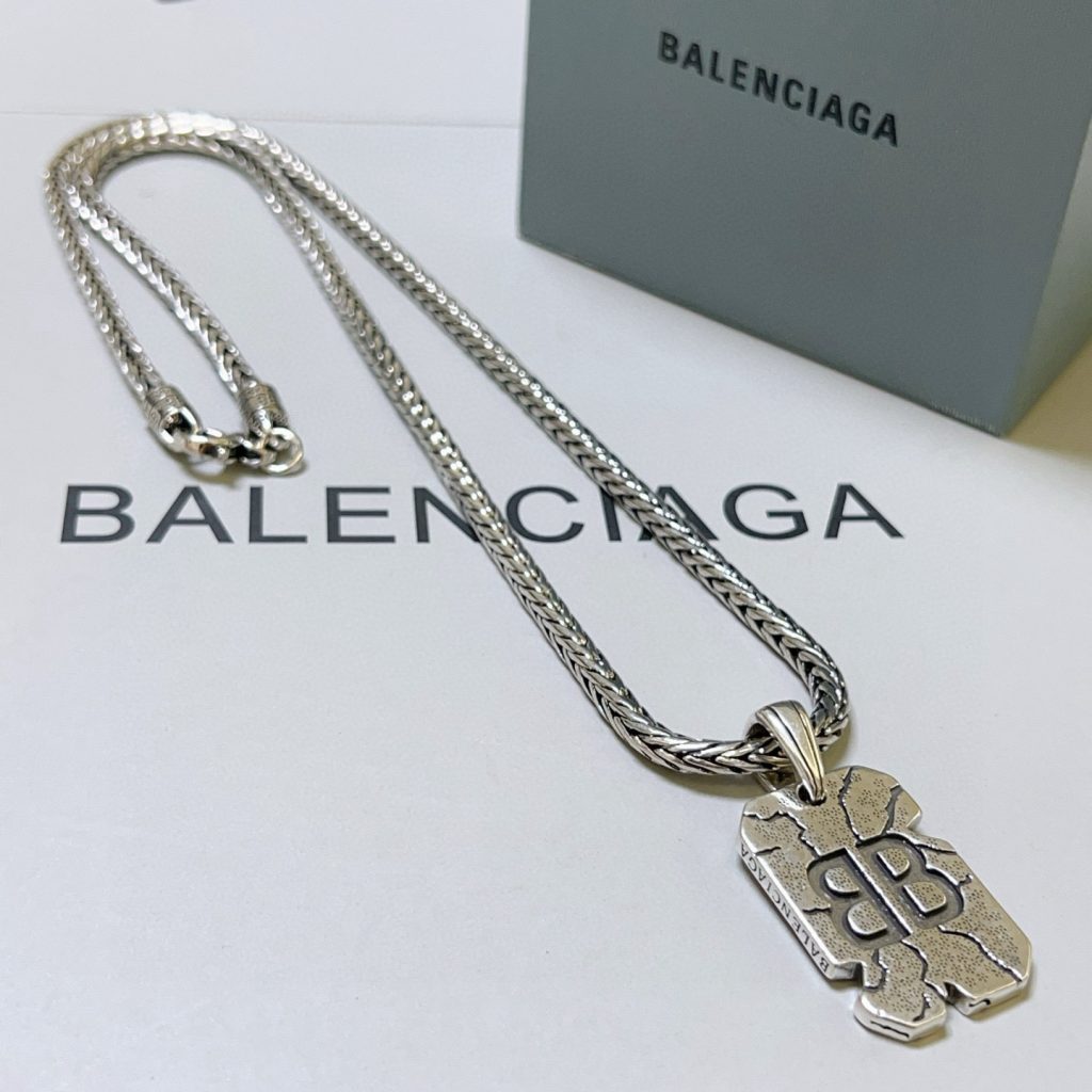 BALENCIAGA ネックレス 銀色 1色入 ブランド小物｜仕事帰りに使いやすさを写真で整理