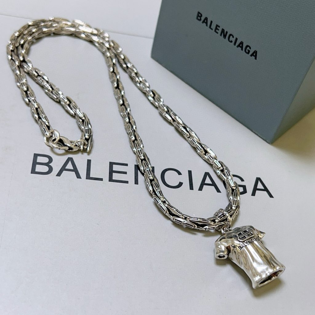 BALENCIAGAのメンズネックレスで印象を変える、シルバーチェーンの選び方