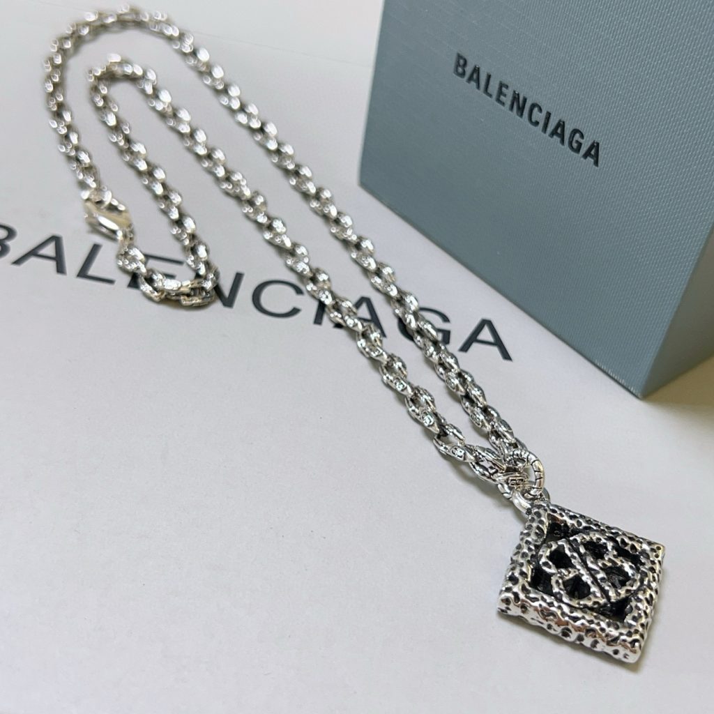 旅行で見るBALENCIAGAのコートの素材感