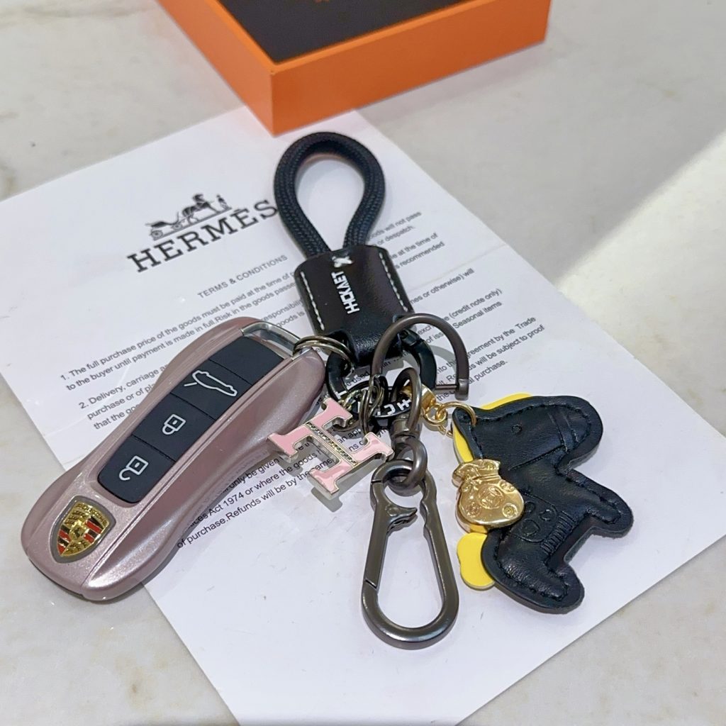 週末に持つなら持ち手も見たいHERMESのブランド小物