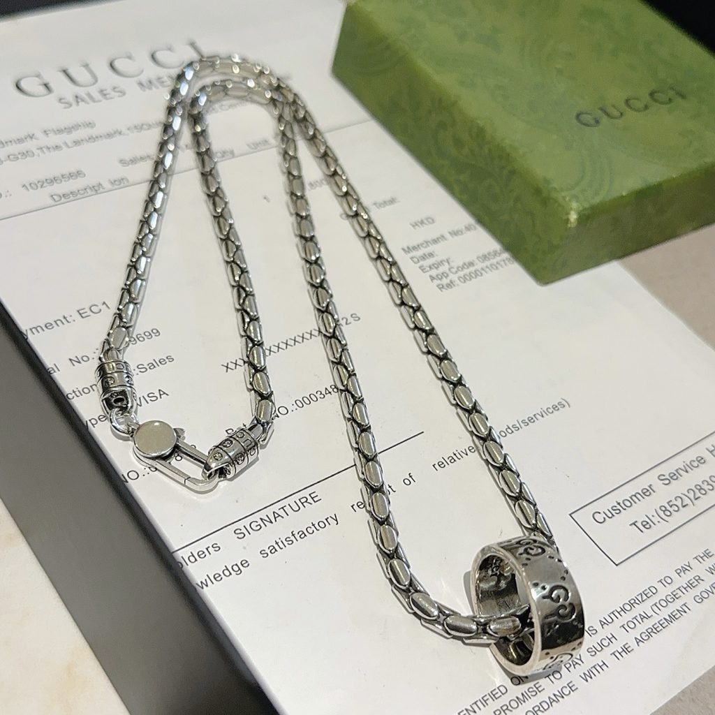 GUCCIネックレス シルバー メンズ 日常使いとギフトの印象を写真で確認
