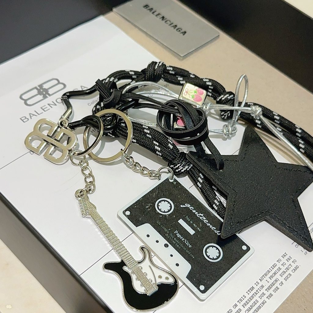 ブランドアイテムのその他は価格・収納・合わせ方でどう見るか