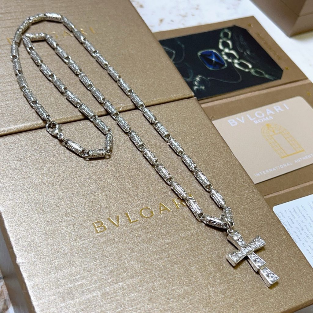BVLGARI ネックレス クロス 2色入｜旅行に使いやすいブランド小物を写真で確認