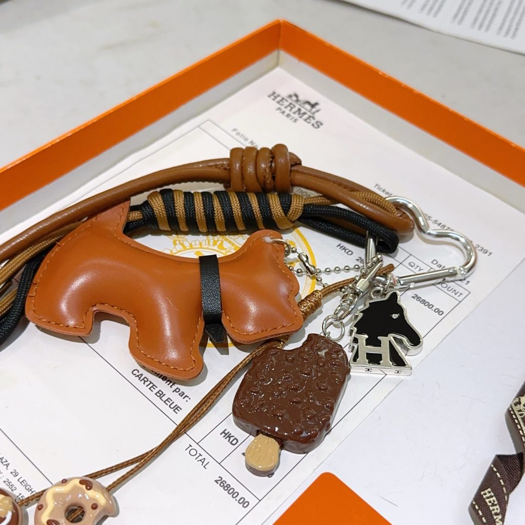 HERMES チャーム ブラウン 4色入 おしゃれなアクセサリー|休日に使いやすいファッションアイテムを写真で確認