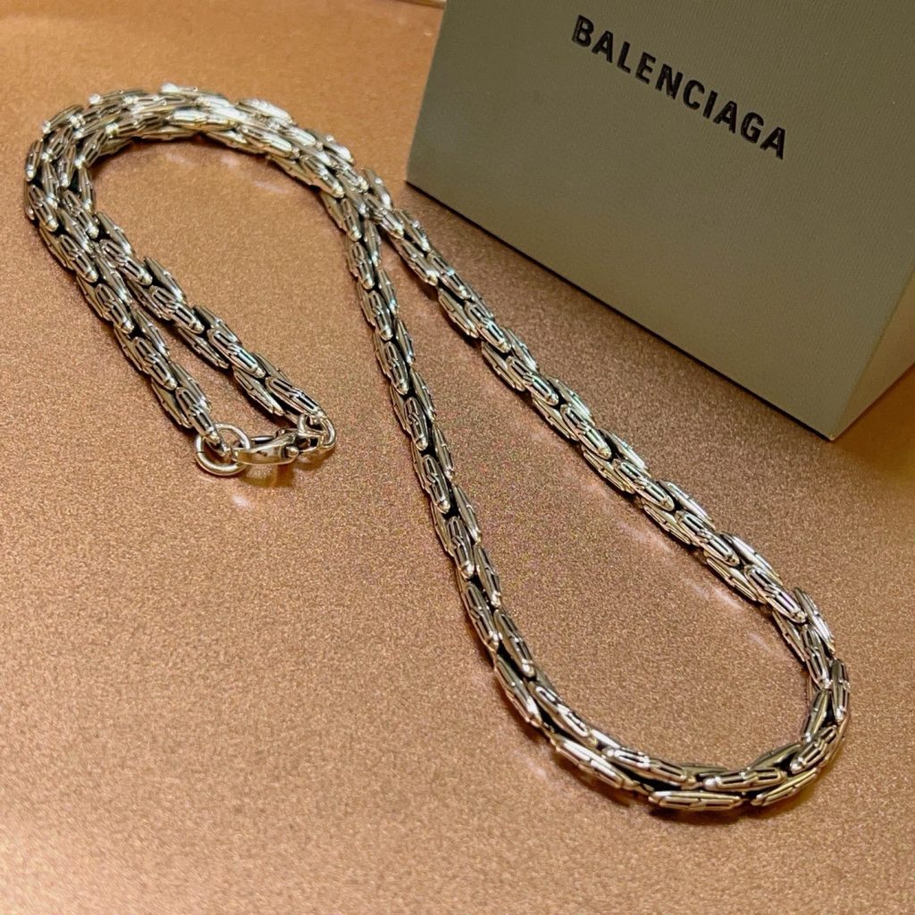BALENCIAGAのブランド小物を選ぶなら、まず旅行の服で考える