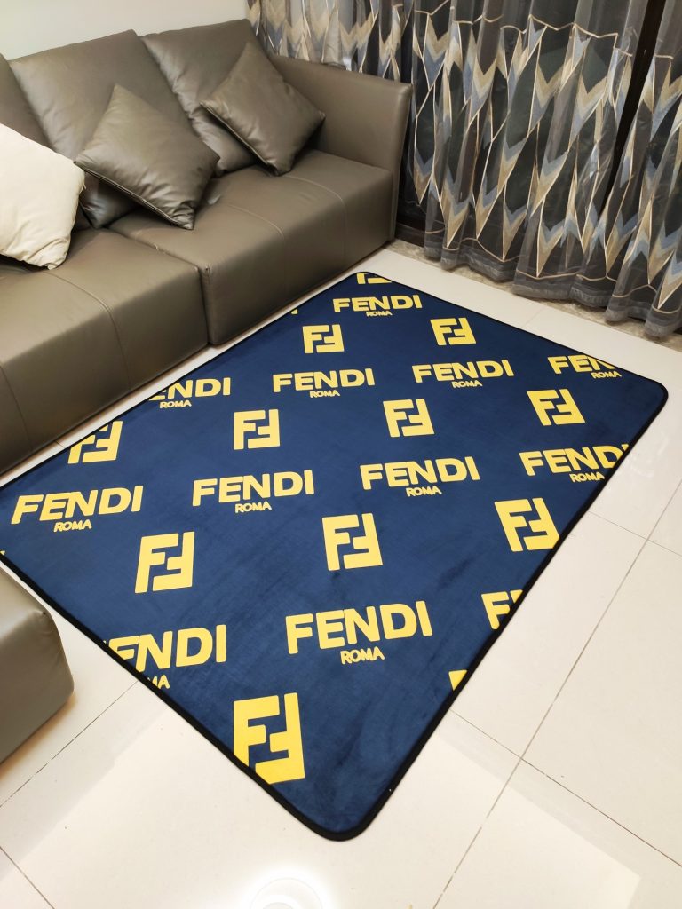 旅行で見るFENDIのブランド小物の写真の明るさ