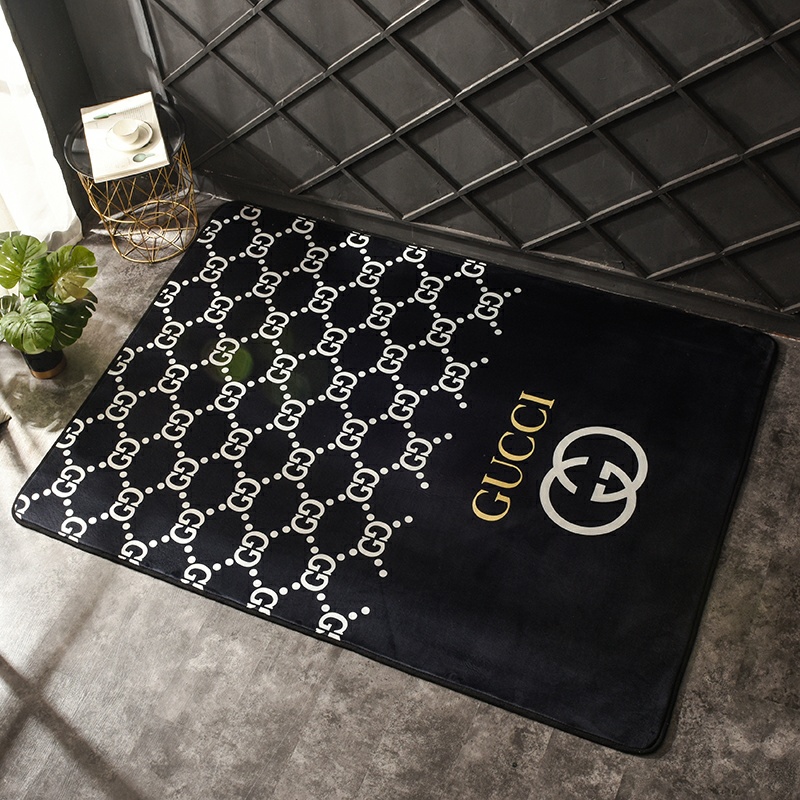 夜の外出に持つならポケットも見たいGUCCIのブランド小物