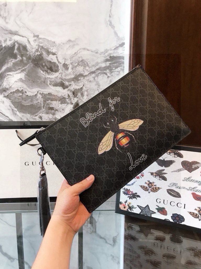GUCCI ベルト付き ビーストデザイン メンズ ポーチ 黒 1色入 バッグ|旅行の日に写真で選び方を確認