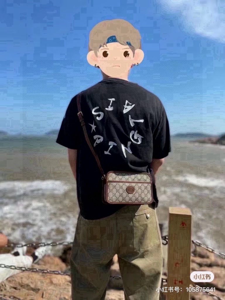 GUCCI ミニショルダーバッグ グラフィティ柄 2色入｜仕事帰りに使いやすさを写真で整理