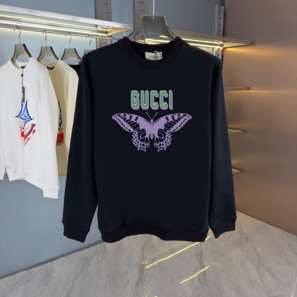 黒スウェットに映えるGUCCIロゴと蝶のグラフィックを写真で確認
