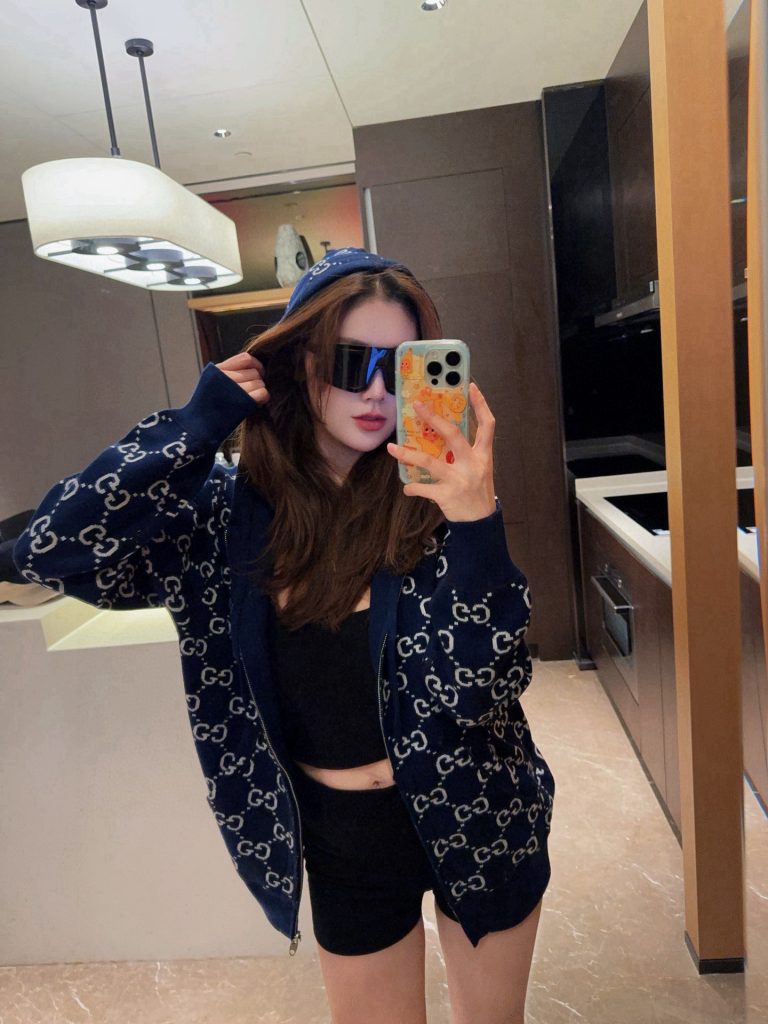 GUCCI ニットパーカー ブルーブラック 2色入 ファッション｜季節の変わり目に予算内で見たいポイント