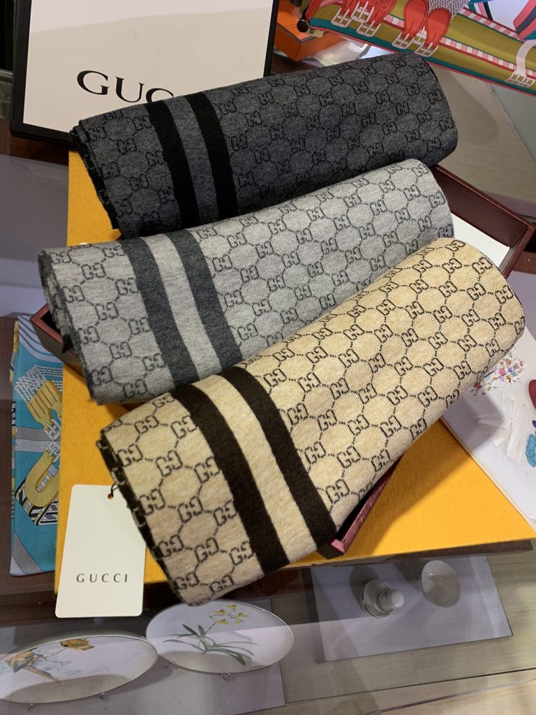 GUCCI スカーフ 3色入 メンズ レディース 保温 ファッション|カフェに行く日に選ぶ前の確認ポイント