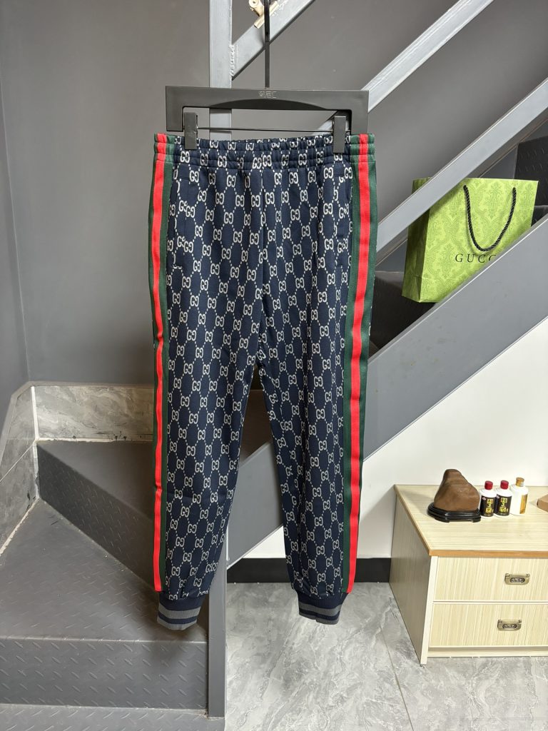 GUCCI メンズ ロゴ トラックパンツ ブルー 1色入｜仕事帰りに使いやすいファッションアイテムを写真で確認