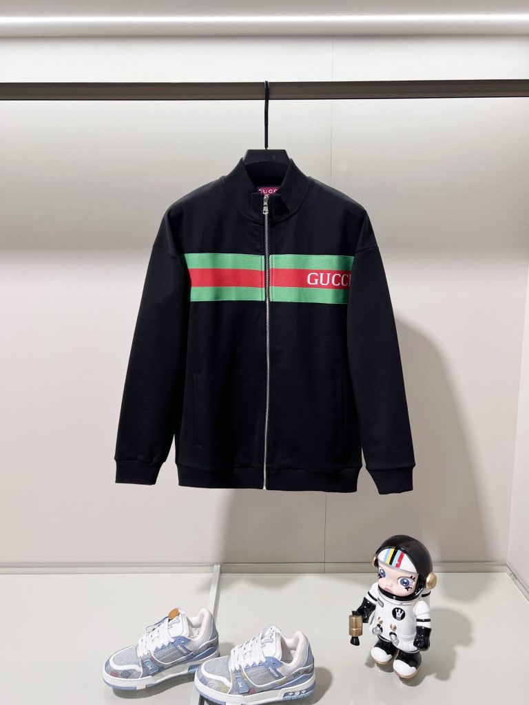 休日の食事会に映えるGUCCIブラックジャケットのサイズ感と合わせ方