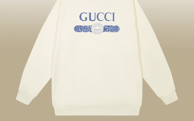 街歩きで使いやすいGucciのシャツを写真で確認