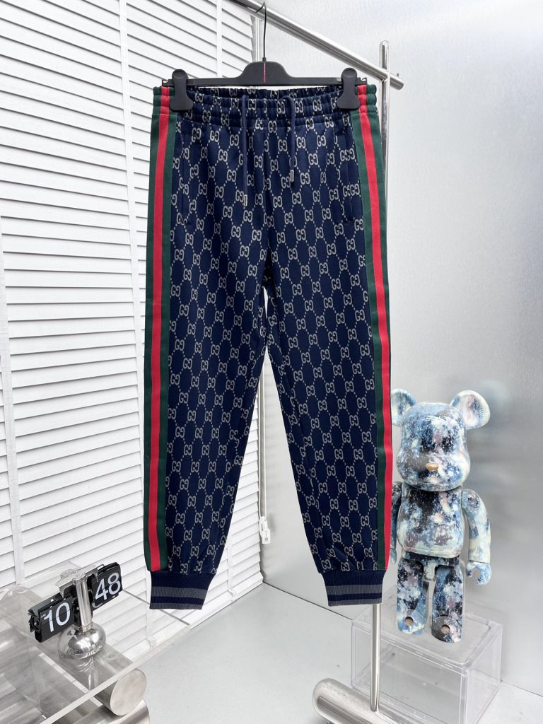 GUCCI メンズ パンツ ブルー 1色入|季節の変わり目で使いやすいファッションアイテムを写真で確認