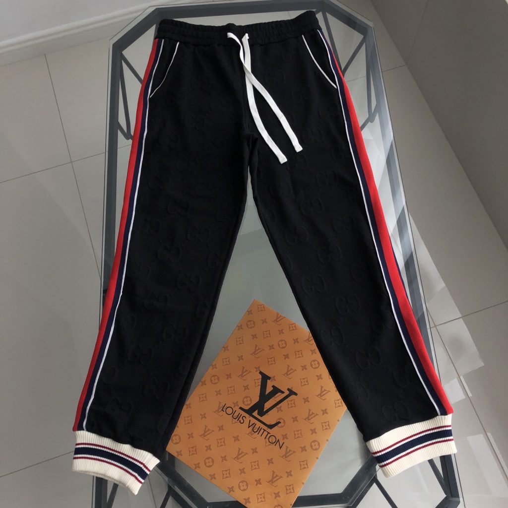 GUCCI スウェットパンツ ブラック 3色ストライプ メンズ｜カフェに使いやすいファッションアイテムを写真で確認