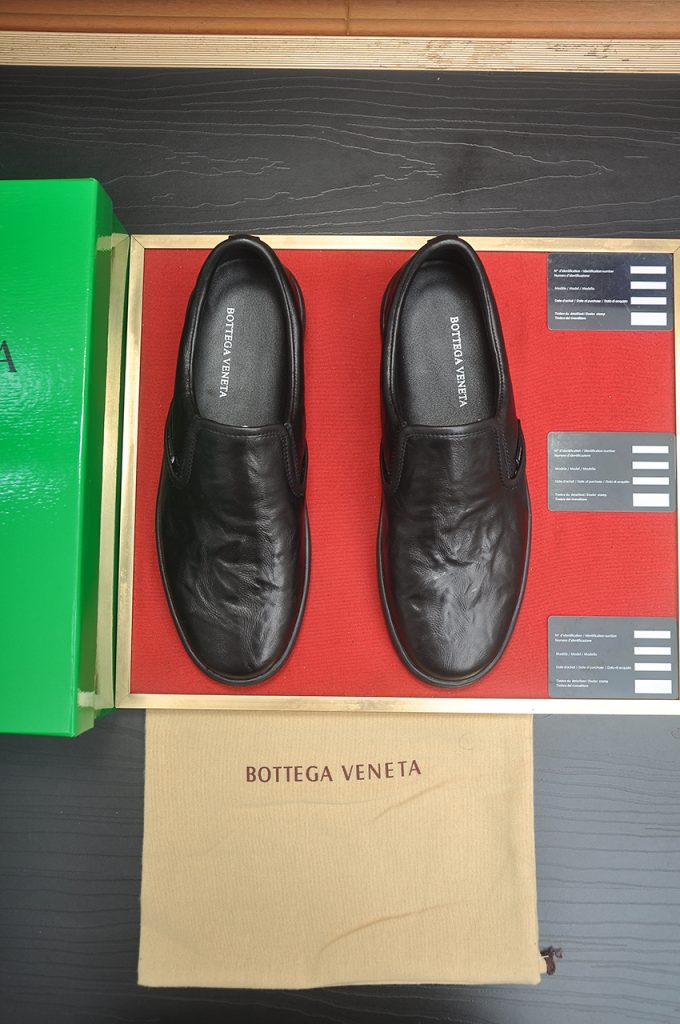 BOTTEGA VENETA メンズ ローファー 黒 1色入｜通勤に使いやすいシューズを写真で確認