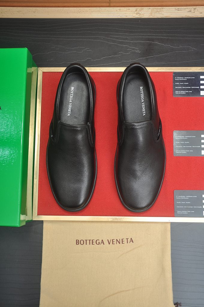 BOTTEGA VENETA メンズ 黒 ローファー 1色 レザーシューズ カジュアル スリ…｜旅行に使いやすいシューズを写真で確認