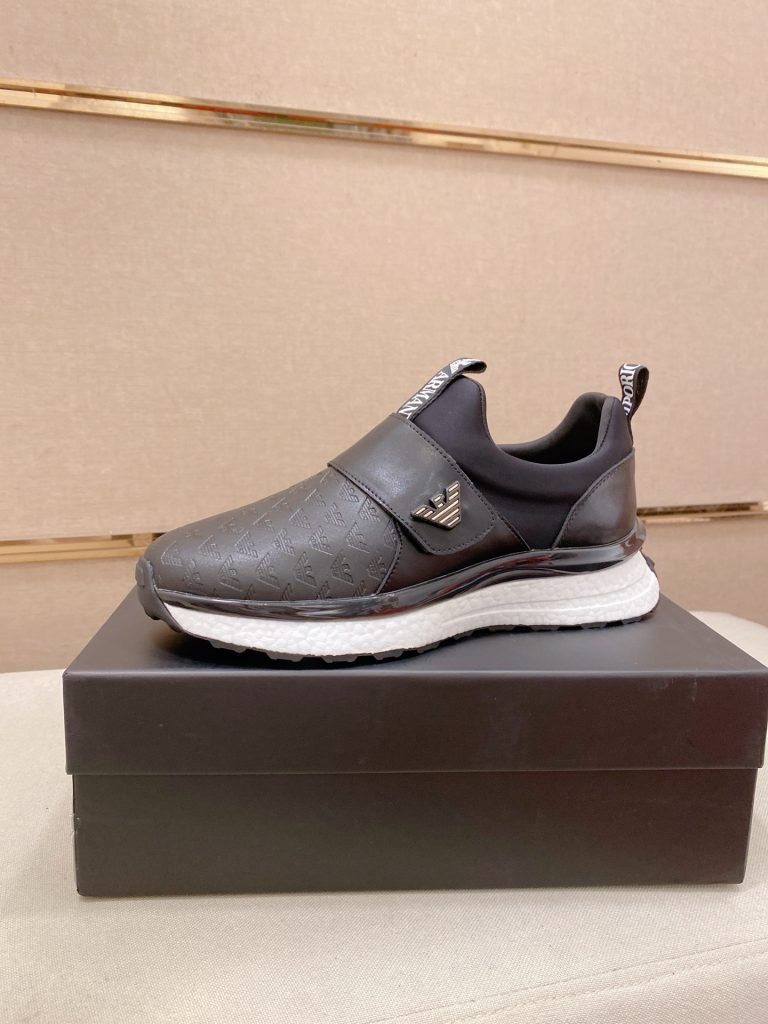 EMPORIO ARMANI ブラック スニーカー、週末の服との距離感を写真で確認
