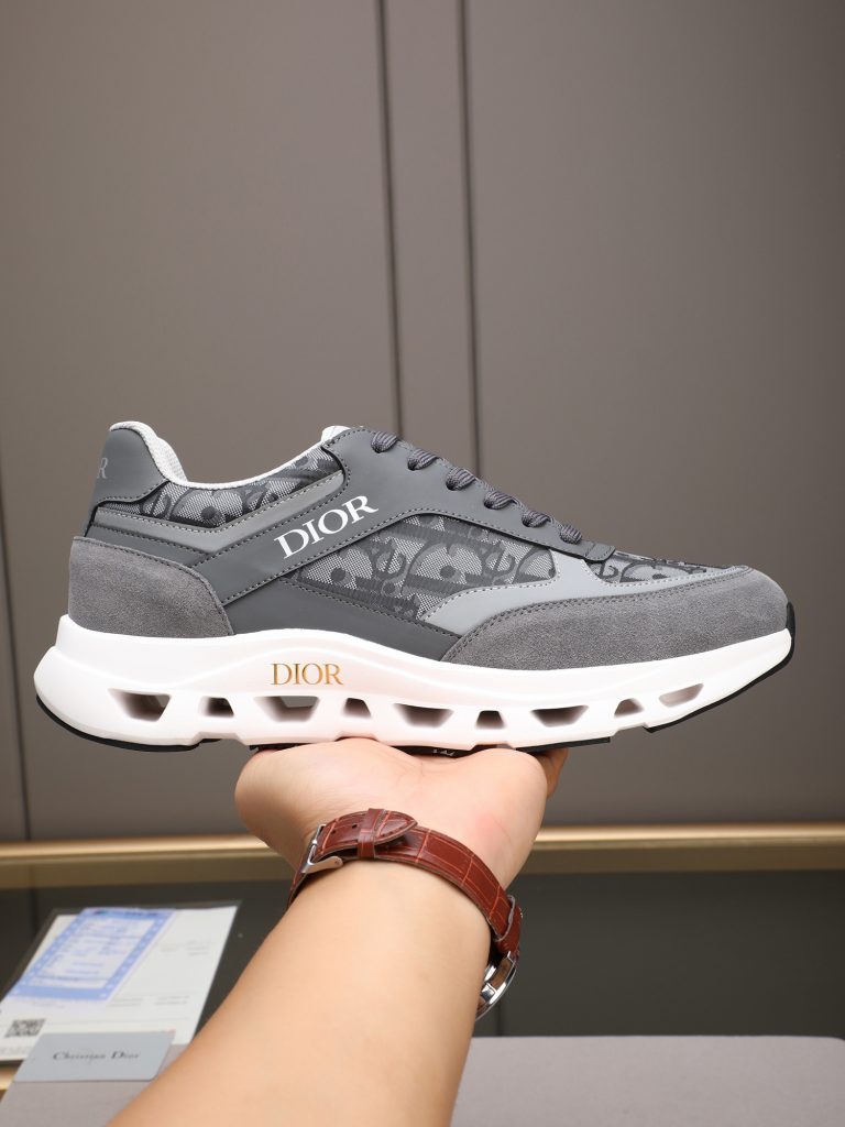 Dior メンズ スニーカー グレー レザー デザイン 3色入｜雨の日に使いやすいシューズを写真で確認