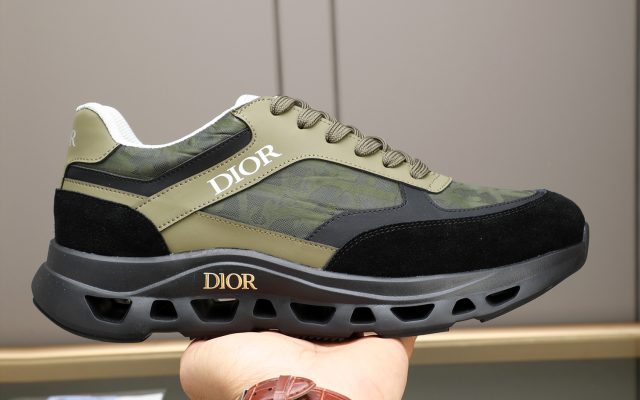 通勤で使いやすいDiorのスニーカーを写真で確認